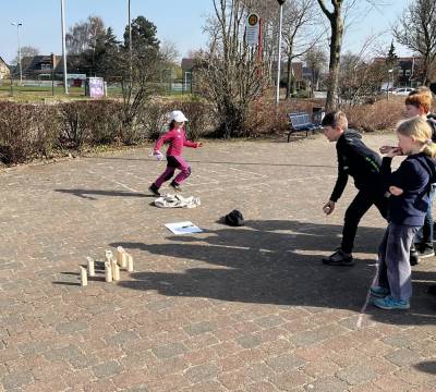 Kinder spielen das finnische Wurfspiel Möllky